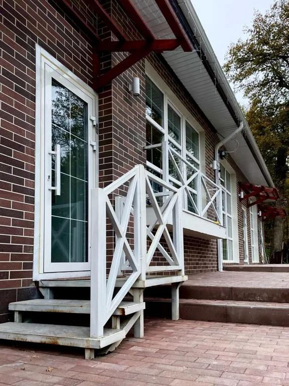 Премиальный гостевой дом в светлых тонах с видом на горы