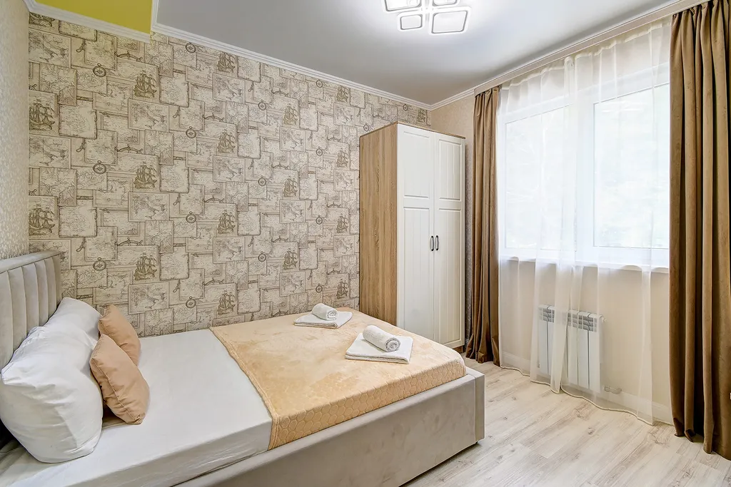 Коттедж с бассейном возле леса