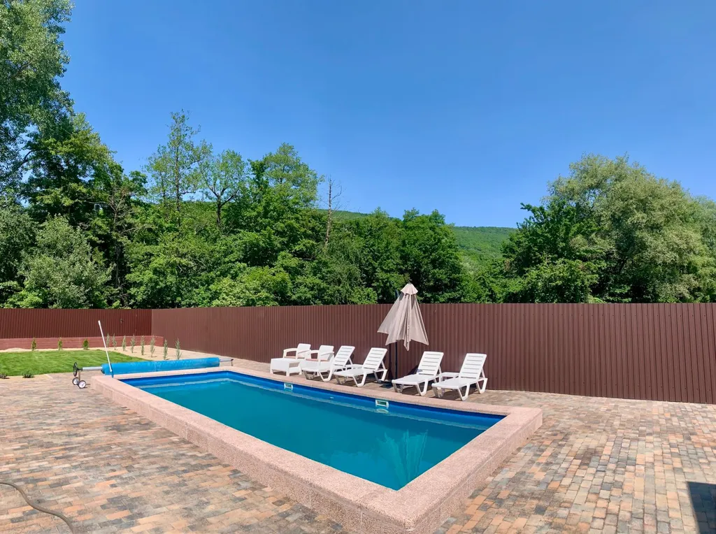 Коттедж Дом с большим бассейном в окружении леса, гор и реки — Горячий Ключ