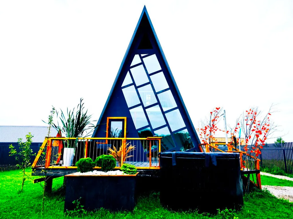 Треугольный дом Lis-A-dom с видом на реку