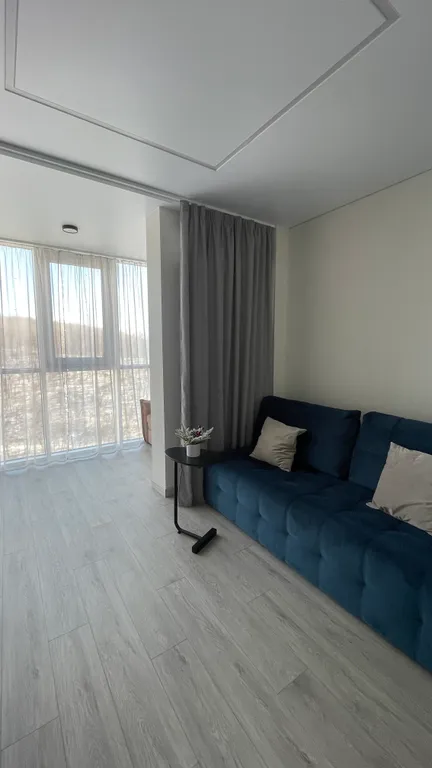 Апартаменты с панорамными окнами на лес и море и роскошным двором