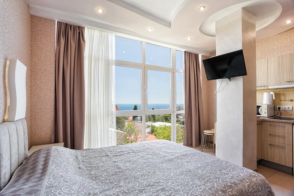 Светлая видовая квартира-студия под горой Кошка