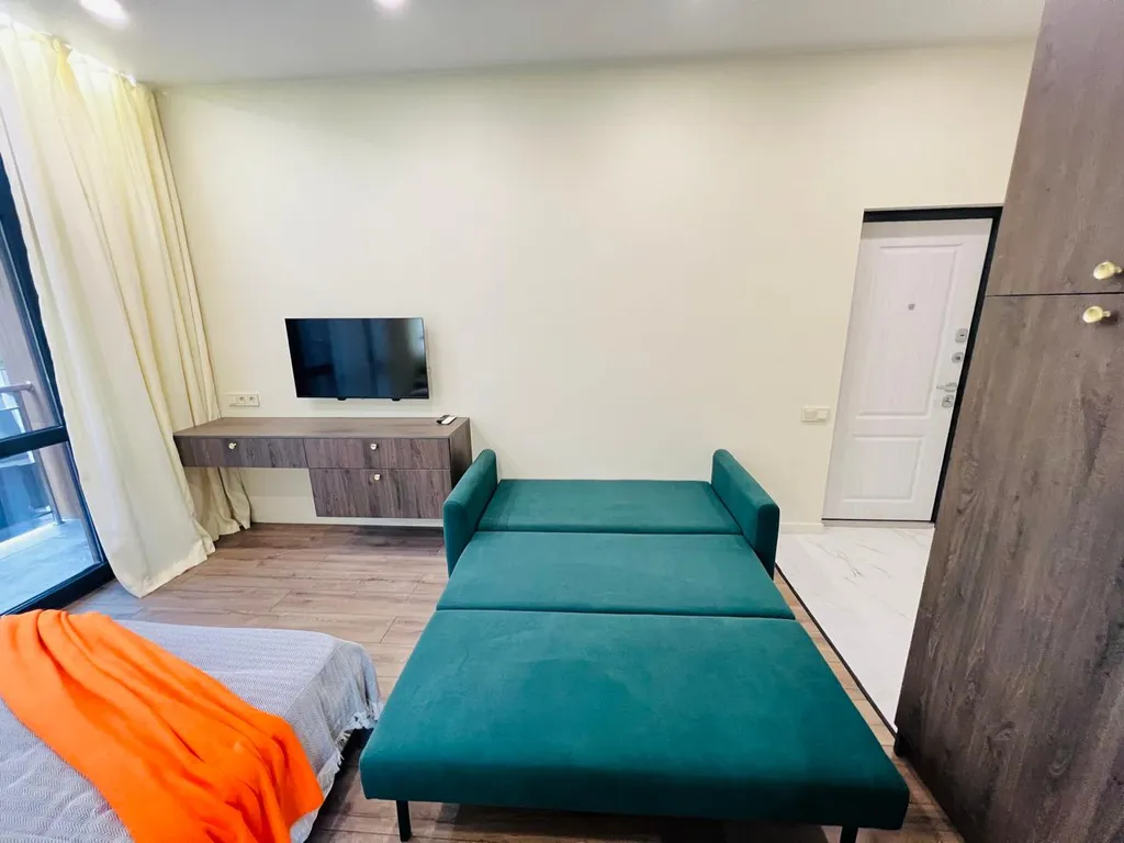 Апартаменты с балконом и бассейном на территории