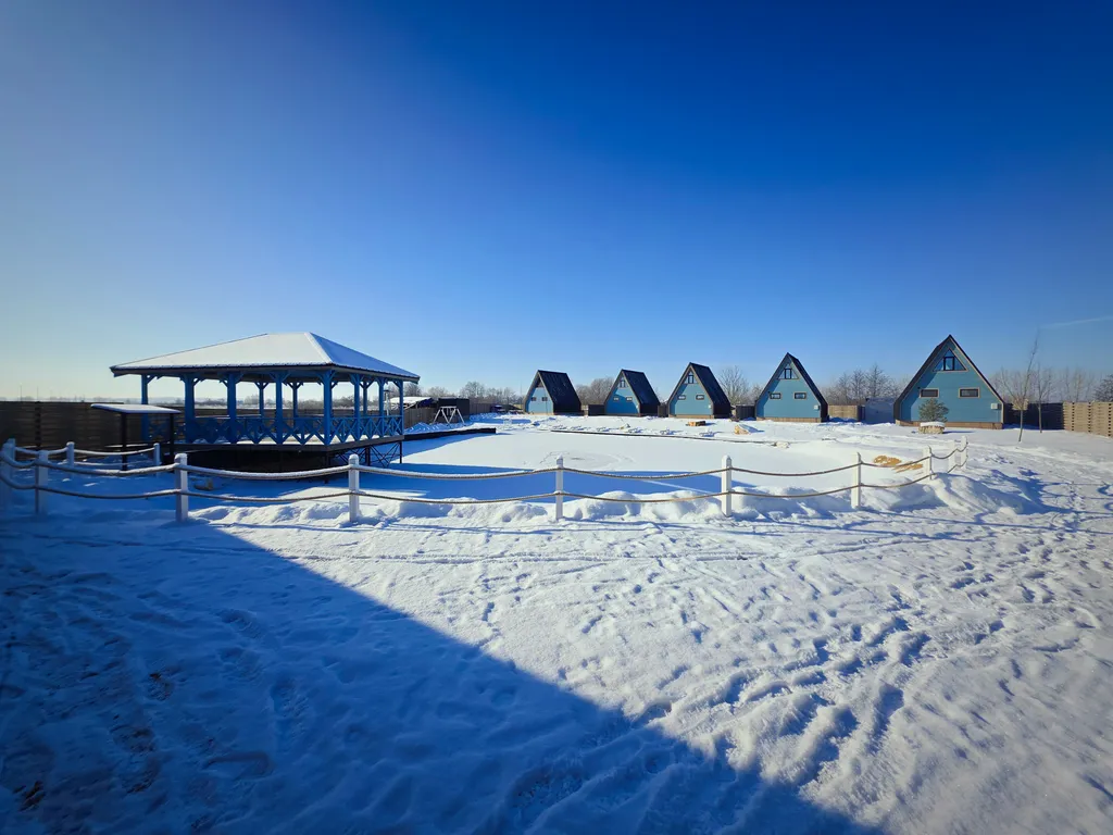 Дом на берегу реки