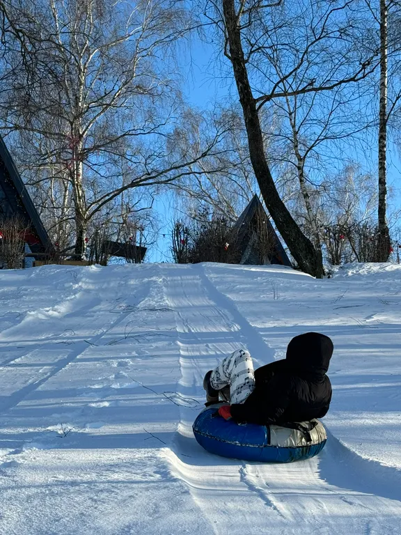 Современный дом у озера с купелью и своим катком. В феврале скидки