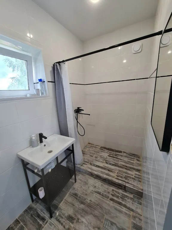 Уникальный панорамный дом с сауной прямо на берегу