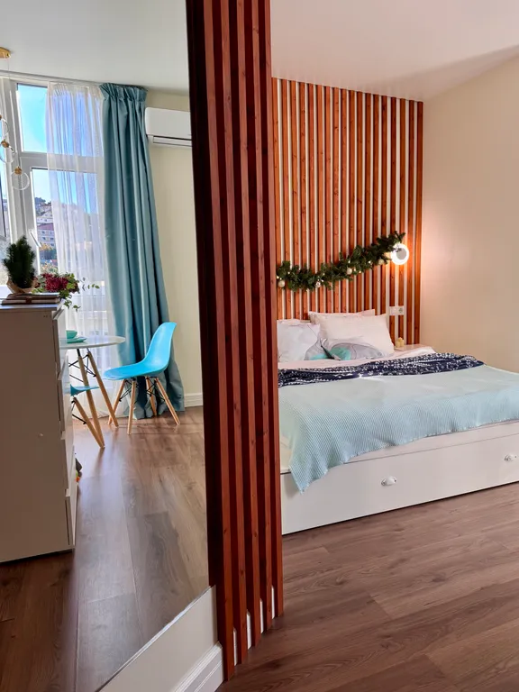 Дизайнерская квартира и бассейн на территории комплекса