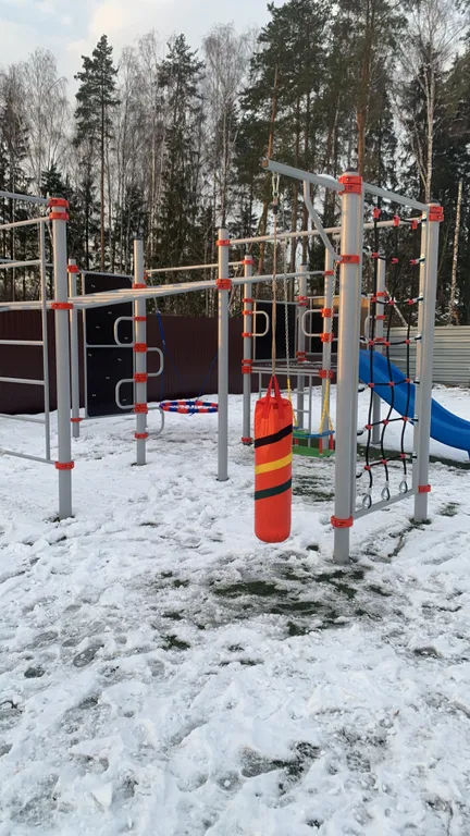 Уютный дом у леса и озера