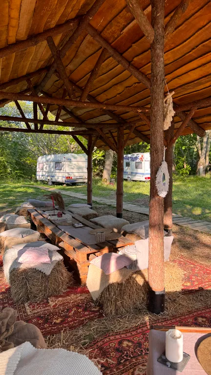 Уютный шатер среди деревьев на берегу озера