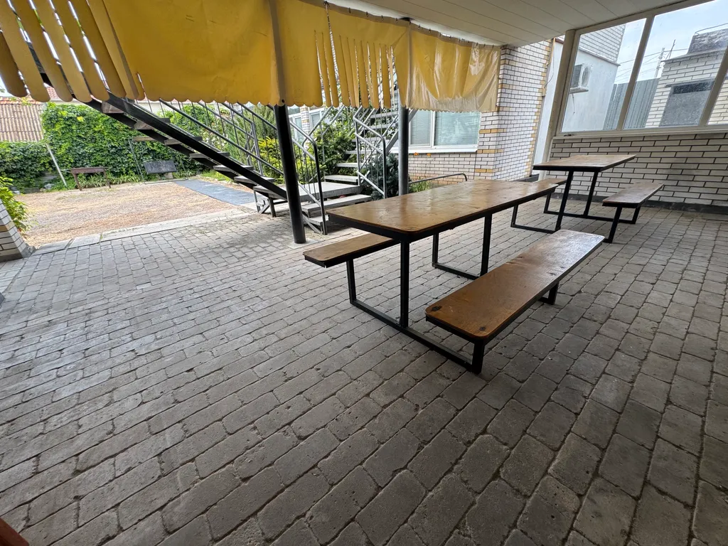 Номер с кухней и ванной комнатой, большой двор