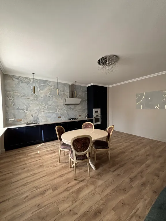 Огромная квартира на набережной