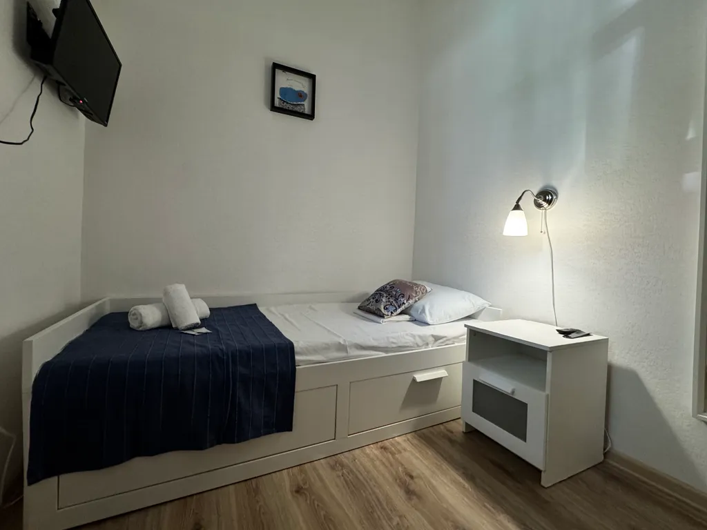 Одноместный номер в Ялте(Санузел и кухня общие)