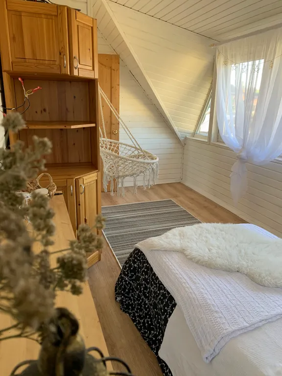 Дом на берегу озера с собственной конюшней