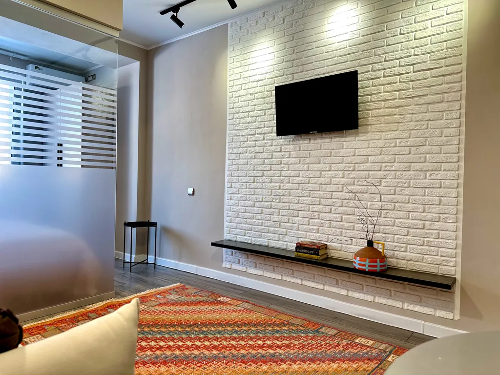 Яркая студия моно с видом на Коктобе в центре Алматы