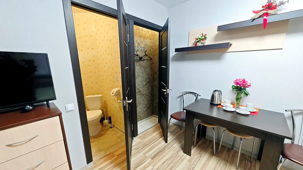 Белая студия стандарт с кухней и ванной комнатой