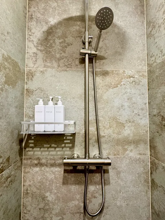 Студия бохо у набережной, с сауной, массажным креслом, проектором