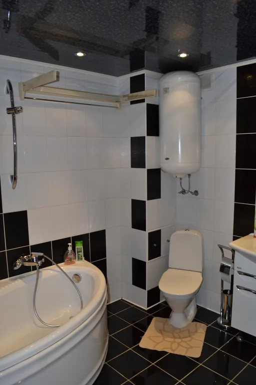 Студийного плана двухкомнатная квартира в доме над рестораном Тундра