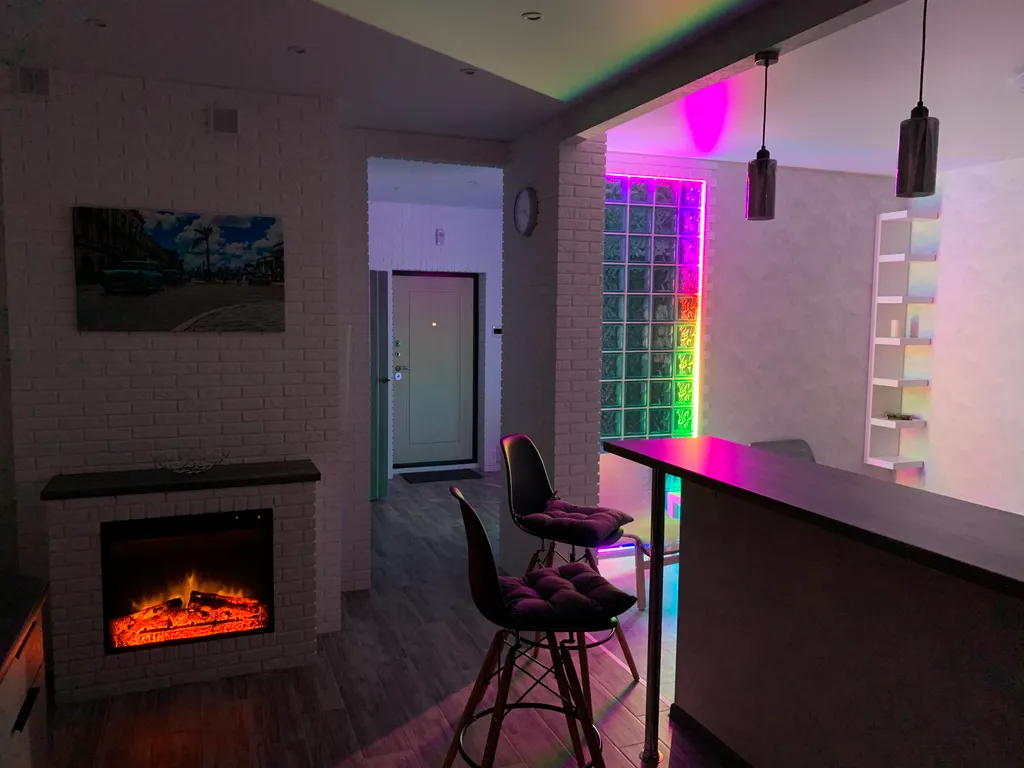 Студия с камином и креслом - коконом для двоих