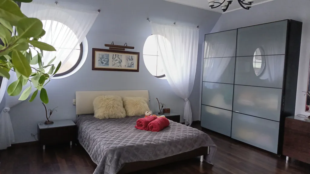 Стильный дом у реки с баней