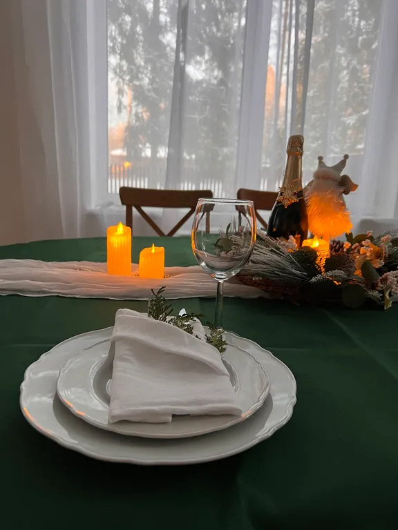 Просторный дом с камином в сосновом лесу