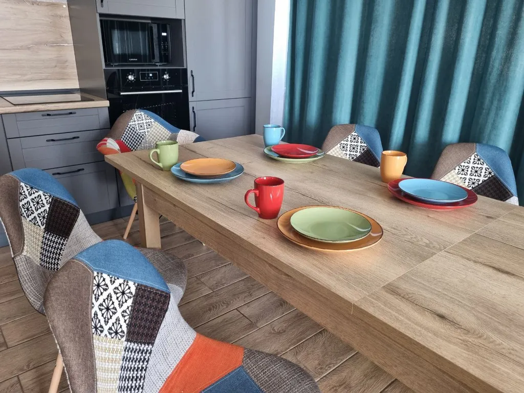 Зелёный дом на берегу Катуни с видом на реку и горы