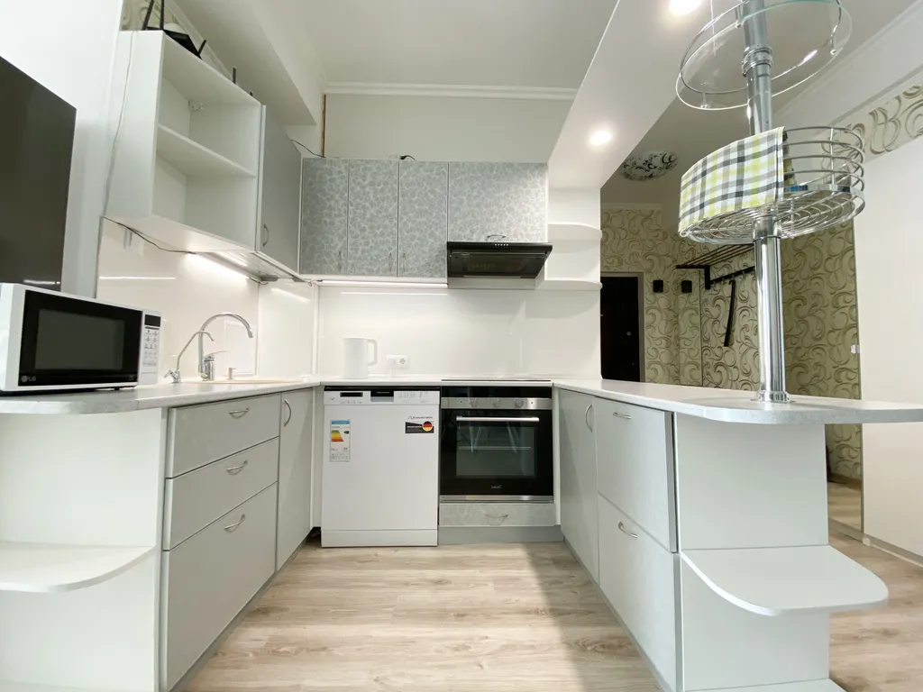 2-комнатные видовые апартаменты с бассейном у моря