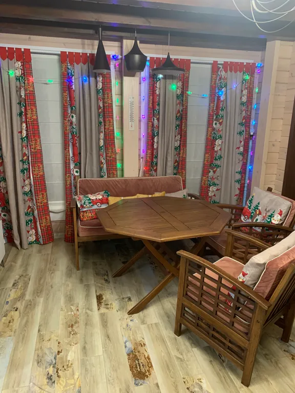 Уютный дом на пруду в черте города