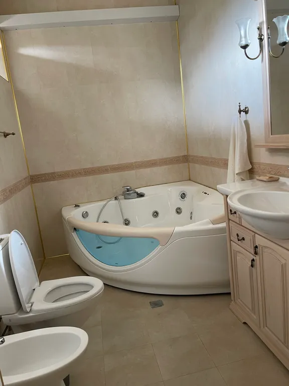 Часть дома с отдельным входом в 3 минутах от моря для большой компании