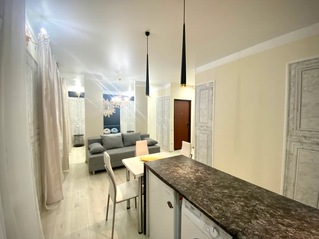 Квартира с огромной круглой ванной и камином