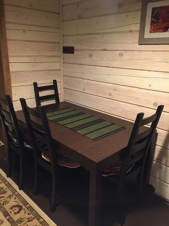 Деревянный дом у озера