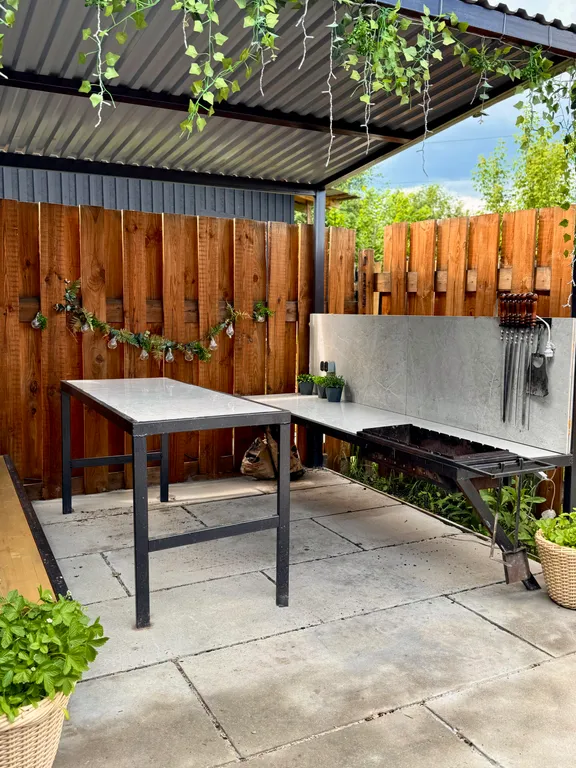 Дом на озере с бассейном