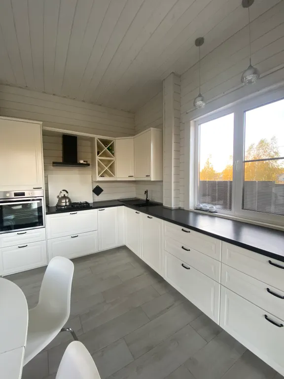 Загородный дом у леса с собственным прудом