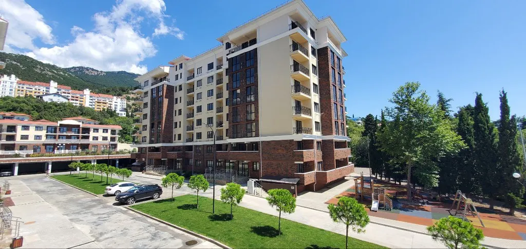 Современные апартаменты в живописном месте Ялты с видом на море