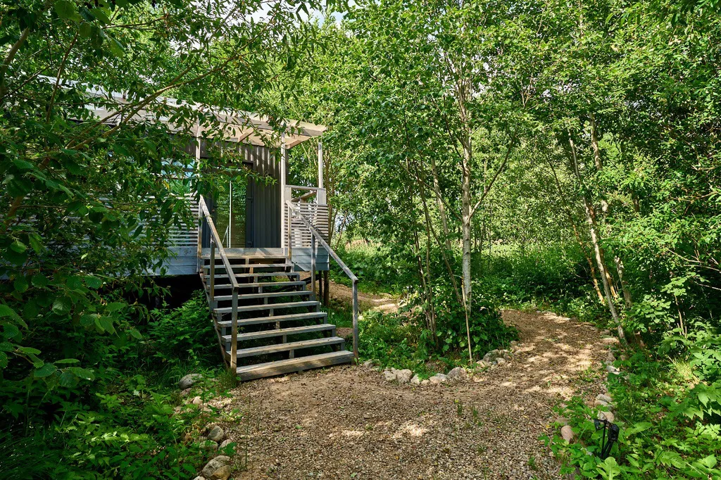 Коттедж с камином и большой террасой