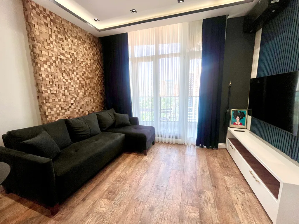 Двухкомнатный апартамент с восхитительным видом на парк и море