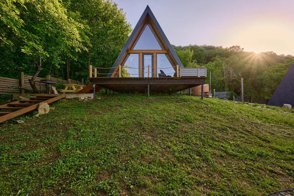 Уютный треугольный домик у леса с видом на горы