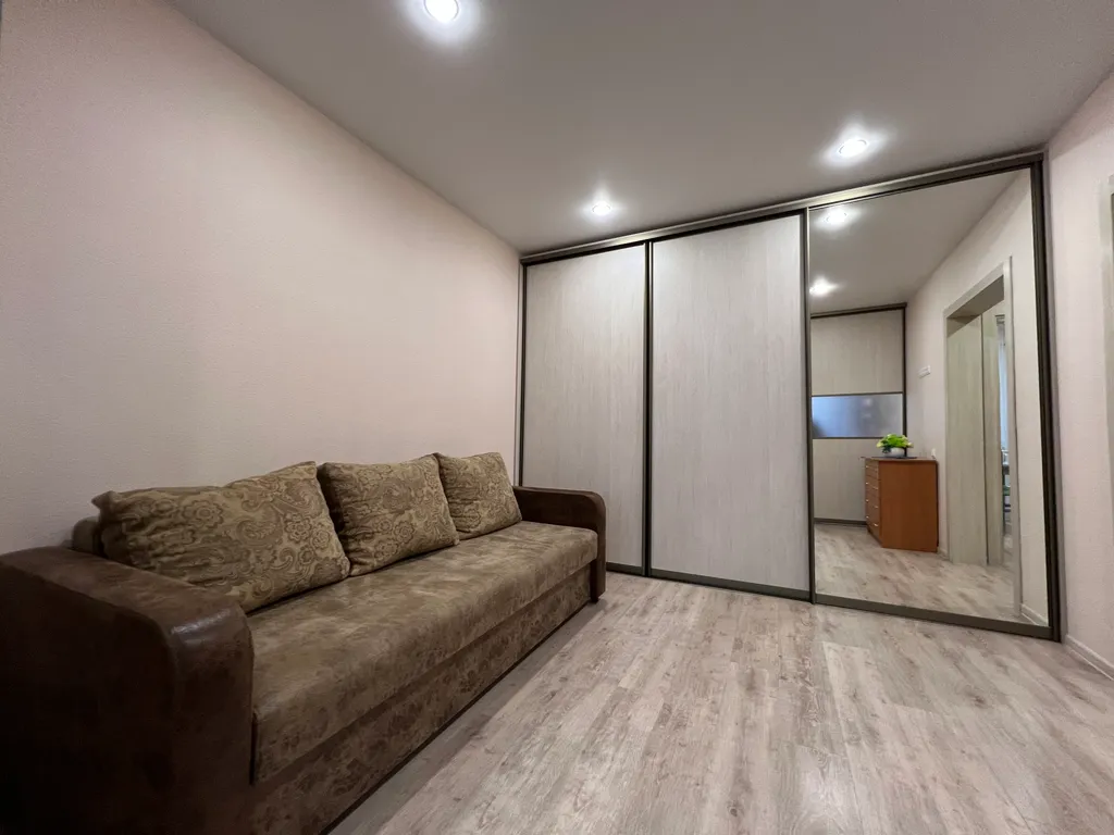 Дизайнерская квартира с огромным телевизором напротив кровати