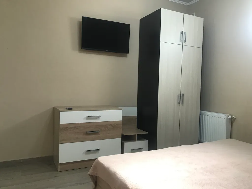 Индивидуальный номер на земле в уютном дворике