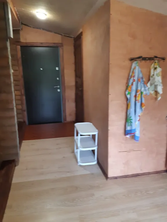 Деревянный двухэтажный дом на краю тихой деревни