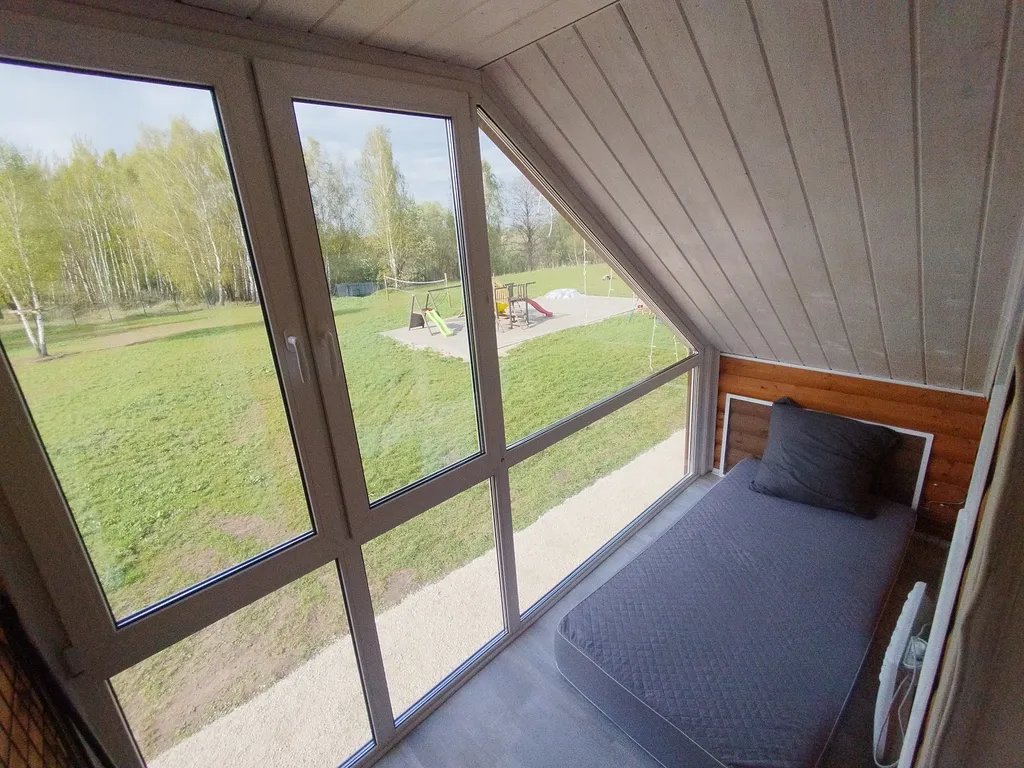 Уютный дом с беседкой на берегу озера