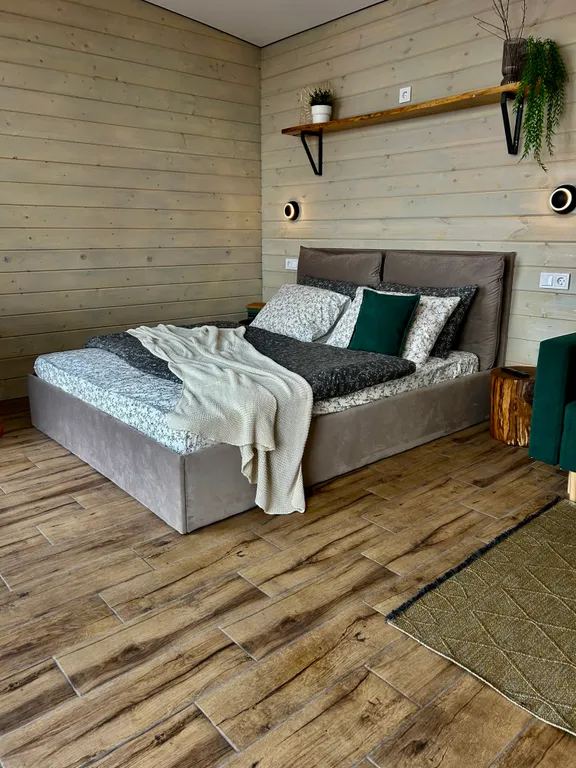 Дом с чаном на берегу реки