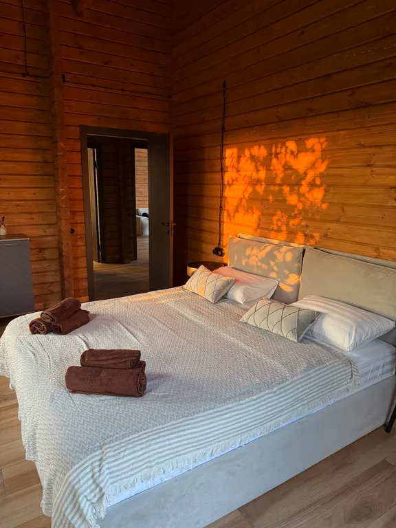 Дом-шале с теплым бассейном и террасой