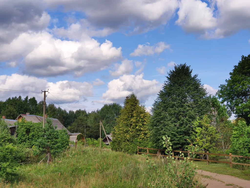 Дом в окружении леса, озёр и рек, около турбазы Алоль