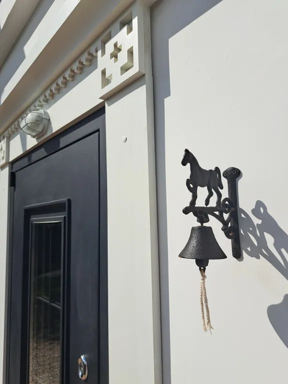 Белый дом на тихой улочке