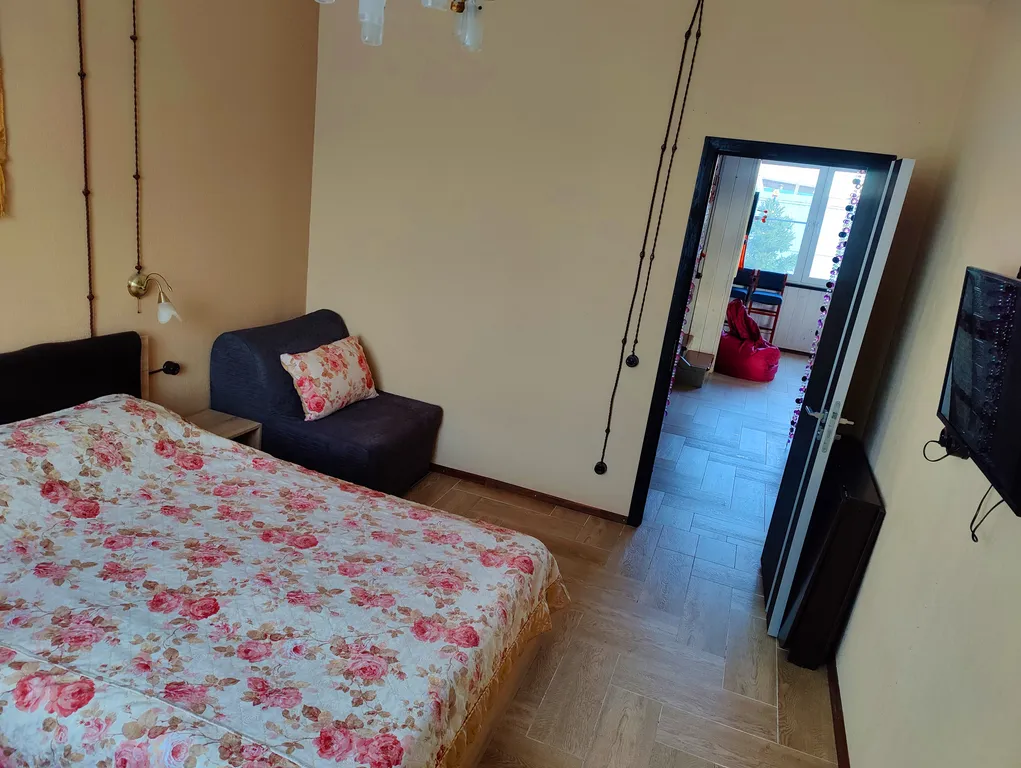 Современный дом с уличной подогреваемой купелью и сауной