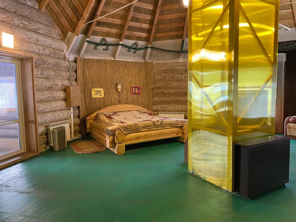 Деревянный дом с соломенной крышей и высокими потолками