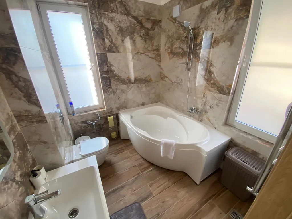 Дом с бассейном и домашним кинотеатром