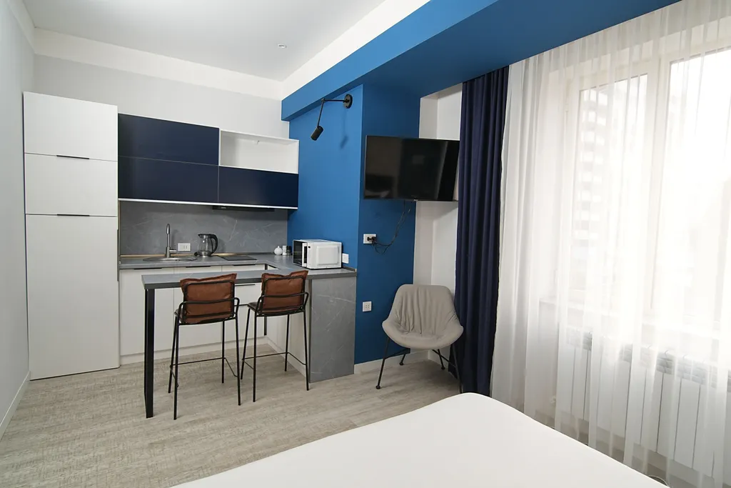 Студия с одной большой кроватью и видом на город