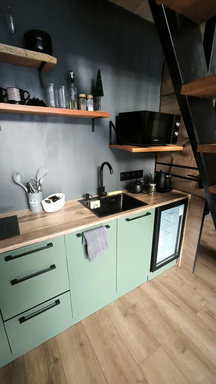 Двухэтажный а-фрейм с панорамным остеклением и террасой