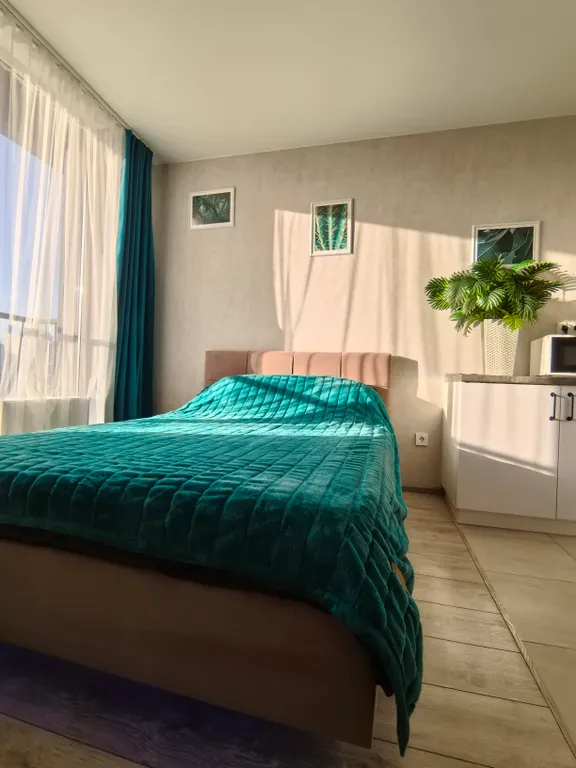 Студия с видом на город